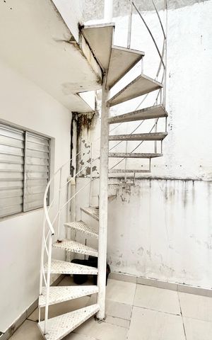 Casa à venda com 189m², 4 quartos e 4 vagas Casa à venda com 189m², 4 quartos e 4 vagasEscada