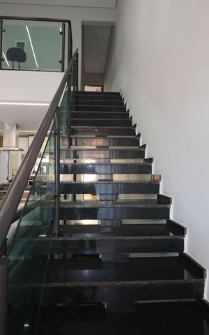Casa de condomínio para alugar com 250m², 3 quartos e 4 vagasEscada