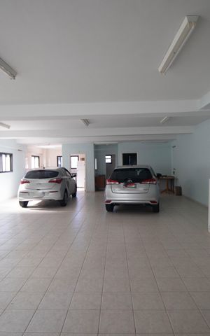 Casa à venda com 700m², 5 quartos e 8 vagas Casa à venda com 700m², 5 quartos e 8 vagasÁrea de Serviço