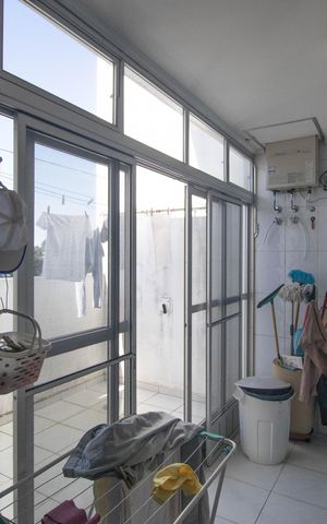 Casa à venda com 700m², 5 quartos e 8 vagas Casa à venda com 700m², 5 quartos e 8 vagasÁrea de Serviço