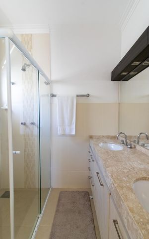Casa de condomínio à venda com 300m², 4 quartos e 7 vagasBanheiro da Suíte 1