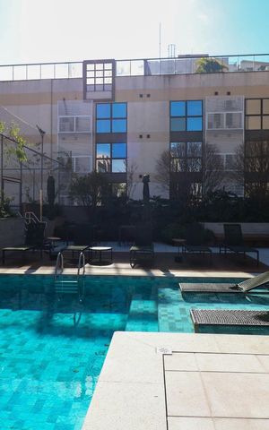 Apartamento à venda com 201m², 3 quartos e 3 vagas Apartamento à venda com 201m², 3 quartos e 3 vagasÁrea comum - Piscina
