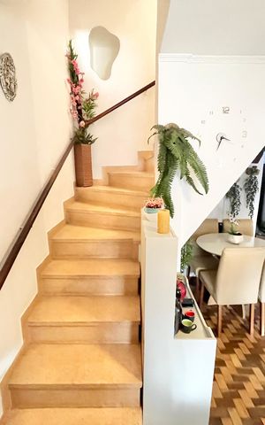 Casa à venda com 128m², 2 quartos e 1 vagaEscada