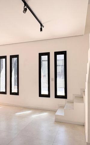 Casa à venda com 117m², 3 quartos e 2 vagas Casa à venda com 117m², 3 quartos e 2 vagasSala