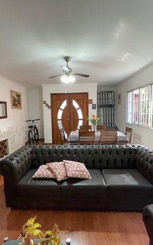 Casa à venda com 186m², 3 quartos e 3 vagas Casa à venda com 186m², 3 quartos e 3 vagasSala