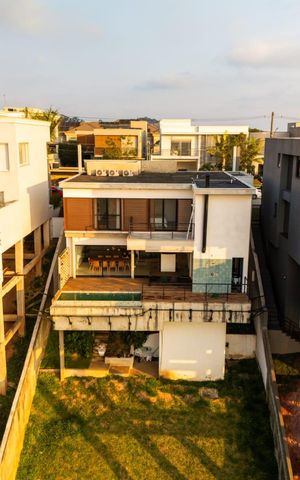 Casa de condomínio à venda com 308m², 3 quartos e 4 vagas Casa de condomínio à venda com 308m², 3 quartos e 4 vagasVista