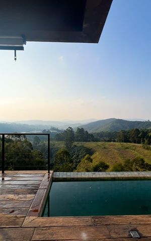 Casa de condomínio à venda com 308m², 3 quartos e 4 vagas Casa de condomínio à venda com 308m², 3 quartos e 4 vagasVista