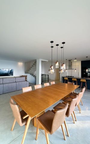 Casa de condomínio à venda com 308m², 3 quartos e 4 vagas Casa de condomínio à venda com 308m², 3 quartos e 4 vagasSala