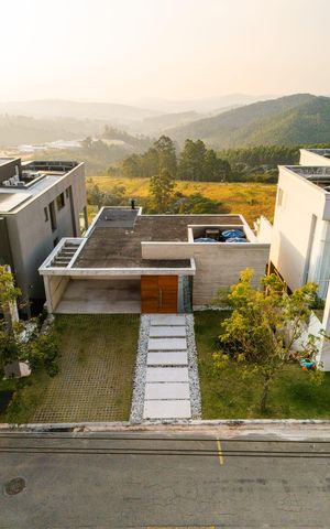Casa de condomínio à venda com 308m², 3 quartos e 4 vagas Casa de condomínio à venda com 308m², 3 quartos e 4 vagasVista