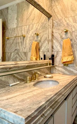 Apartamento para alugar com 330m², 3 quartos e 3 vagas Apartamento para alugar com 330m², 3 quartos e 3 vagasBanheiro da Suíte 1
