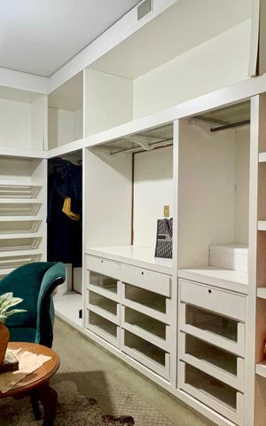 Apartamento para alugar com 330m², 3 quartos e 3 vagas Apartamento para alugar com 330m², 3 quartos e 3 vagasCloset da suíte 2