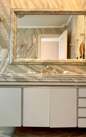 Apartamento para alugar com 330m², 3 quartos e 3 vagas Apartamento para alugar com 330m², 3 quartos e 3 vagasBanheiro da Suíte 1