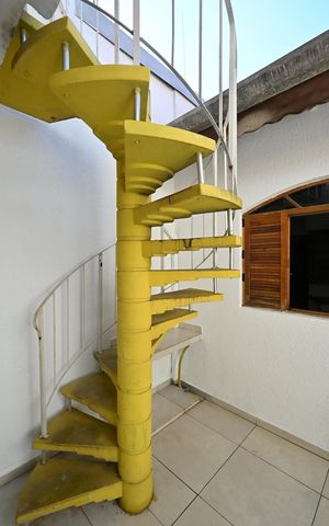 Casa à venda com 125m², 2 quartos e 2 vagasEscada