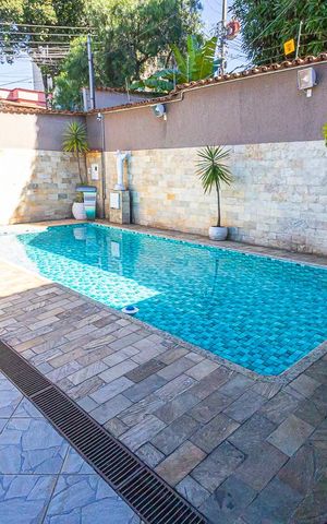 Casa à venda com 360m², 3 quartos e 5 vagas Casa à venda com 360m², 3 quartos e 5 vagasVaranda / piscina
