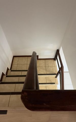 Casa de condomínio à venda com 94m², 3 quartos e 2 vagas Casa de condomínio à venda com 94m², 3 quartos e 2 vagasEscada