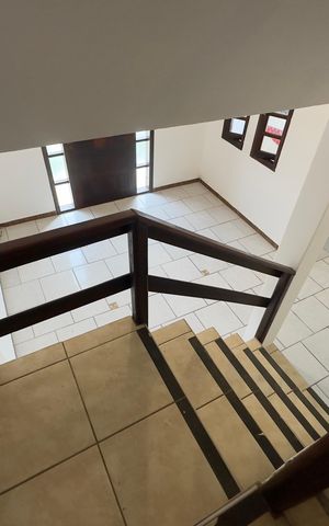 Casa de condomínio à venda com 94m², 3 quartos e 2 vagas Casa de condomínio à venda com 94m², 3 quartos e 2 vagasEscada