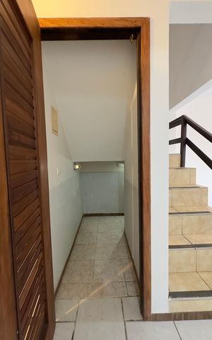 Casa de condomínio à venda com 94m², 3 quartos e 2 vagas Casa de condomínio à venda com 94m², 3 quartos e 2 vagasArmário na Escada