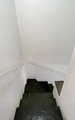 Casa à venda com 100m², 2 quartos e 2 vagasEscadas