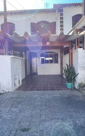 Casa à venda com 100m², 2 quartos e 2 vagasFachada