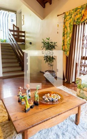 Casa para alugar com 303m², 4 quartos e 4 vagas Casa para alugar com 303m², 4 quartos e 4 vagasSala