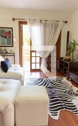 Casa para alugar com 303m², 4 quartos e 4 vagas Casa para alugar com 303m², 4 quartos e 4 vagasSala