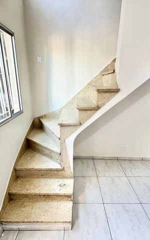 Casa para alugar com 90m², 3 quartos e sem vagaEscada