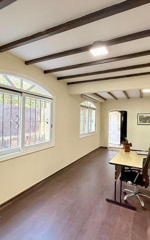 Casa à venda com 380m², 3 quartos e 4 vagas Casa à venda com 380m², 3 quartos e 4 vagasSala
