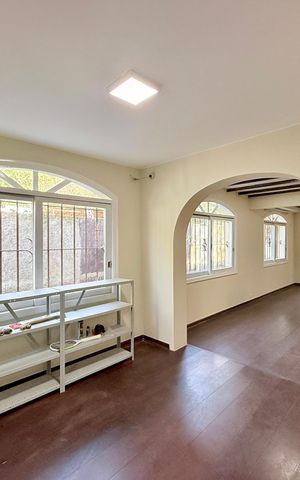 Casa à venda com 380m², 3 quartos e 4 vagas Casa à venda com 380m², 3 quartos e 4 vagasSala