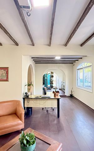 Casa à venda com 380m², 3 quartos e 4 vagas Casa à venda com 380m², 3 quartos e 4 vagasSala