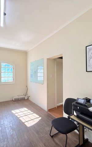 Casa à venda com 380m², 3 quartos e 4 vagas Casa à venda com 380m², 3 quartos e 4 vagasEscritório