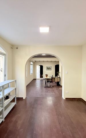 Casa à venda com 380m², 3 quartos e 4 vagas Casa à venda com 380m², 3 quartos e 4 vagasSala