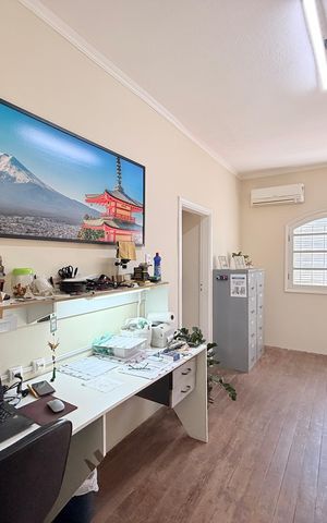 Casa à venda com 380m², 3 quartos e 4 vagas Casa à venda com 380m², 3 quartos e 4 vagasEscritório