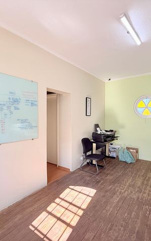 Casa à venda com 380m², 3 quartos e 4 vagas Casa à venda com 380m², 3 quartos e 4 vagasEscritório