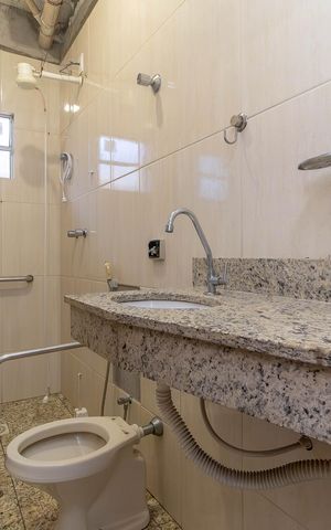 Casa à venda com 200m², 5 quartos e 3 vagas Casa à venda com 200m², 5 quartos e 3 vagasBanheiro Casa 2