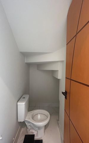 Casa à venda com 100m², 3 quartos e 2 vagas Casa à venda com 100m², 3 quartos e 2 vagasLavabo