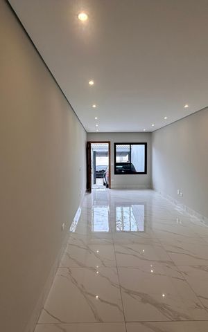Casa à venda com 100m², 3 quartos e 2 vagas Casa à venda com 100m², 3 quartos e 2 vagasSala