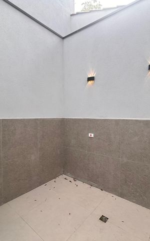 Casa à venda com 100m², 3 quartos e 2 vagas Casa à venda com 100m², 3 quartos e 2 vagasÁrea de Serviço