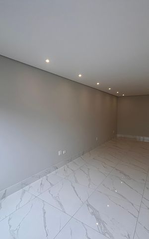 Casa à venda com 100m², 3 quartos e 2 vagas Casa à venda com 100m², 3 quartos e 2 vagasSala