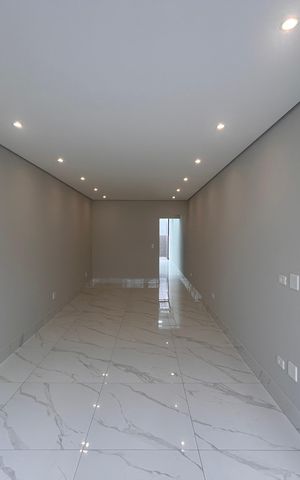 Casa à venda com 100m², 3 quartos e 2 vagas Casa à venda com 100m², 3 quartos e 2 vagasSala
