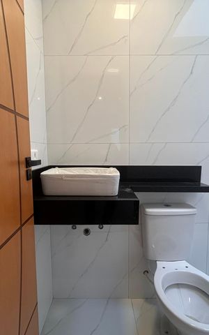 Casa à venda com 100m², 3 quartos e 2 vagas Casa à venda com 100m², 3 quartos e 2 vagasBanheiro da Suíte 2