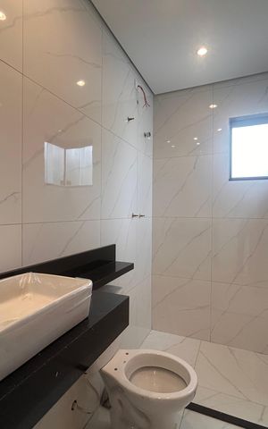 Casa à venda com 100m², 3 quartos e 2 vagas Casa à venda com 100m², 3 quartos e 2 vagasBanheiro da Suíte 1