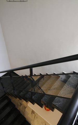 Casa à venda com 200m², 3 quartos e 2 vagasEscada