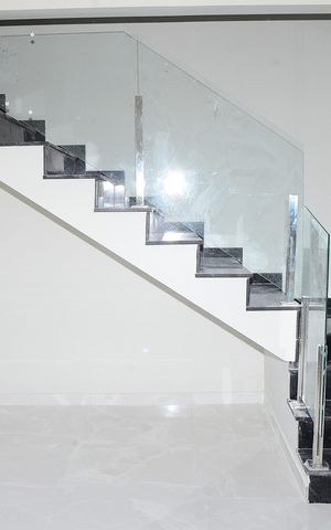 Casa à venda com 88m², 2 quartos e 2 vagasEscada