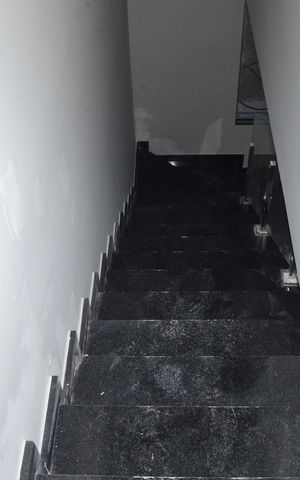 Casa à venda com 88m², 2 quartos e 2 vagasEscada