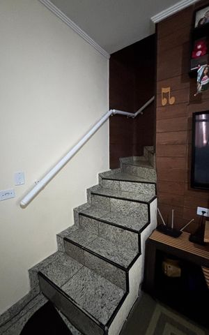 Casa para alugar com 80m², 2 quartos e 1 vaga Casa para alugar com 80m², 2 quartos e 1 vagaEscada
