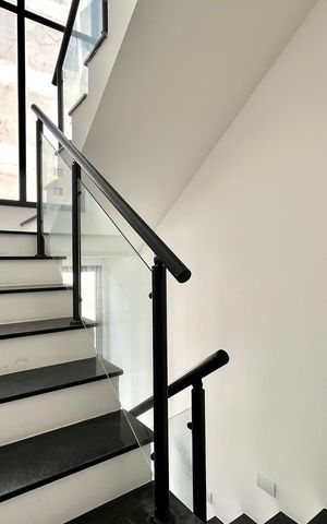 Casa de condomínio à venda com 137m², 3 quartos e 2 vagas Casa de condomínio à venda com 137m², 3 quartos e 2 vagasEscada