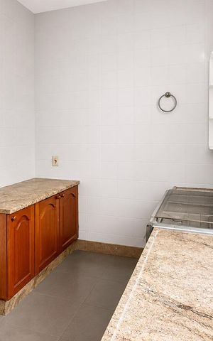 Casa para alugar com 360m², 6 quartos e 3 vagasÁrea de seriço