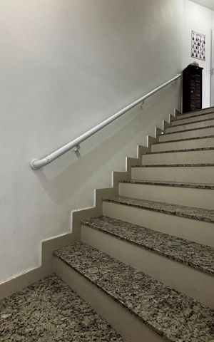 Apartamento à venda com 74m², 2 quartos e 1 vaga Apartamento à venda com 74m², 2 quartos e 1 vagaEscada