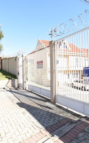Casa de condomínio para alugar com 114m², 3 quartos e 2 vagasFachada com Placa