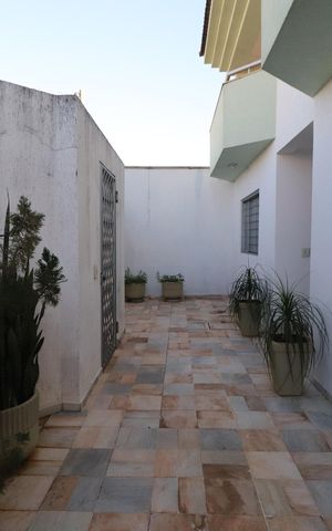 Casa para alugar com 461m², 6 quartos e 5 vagasFachada